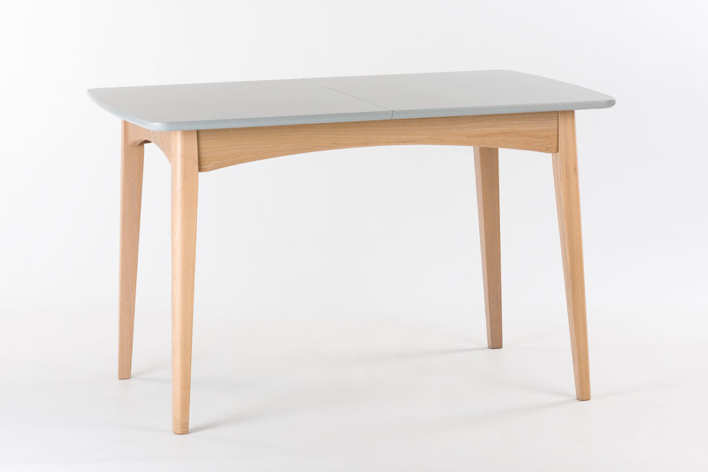 Раскладной кухонный стол "Венти" - прямоугольная столешница с раскладным механизмом, покрыта серой эмалью, цвет RAL-7004. Ножки и царга с твердого дерева, тонированы, цвет SE-7509. Твердое дерево.