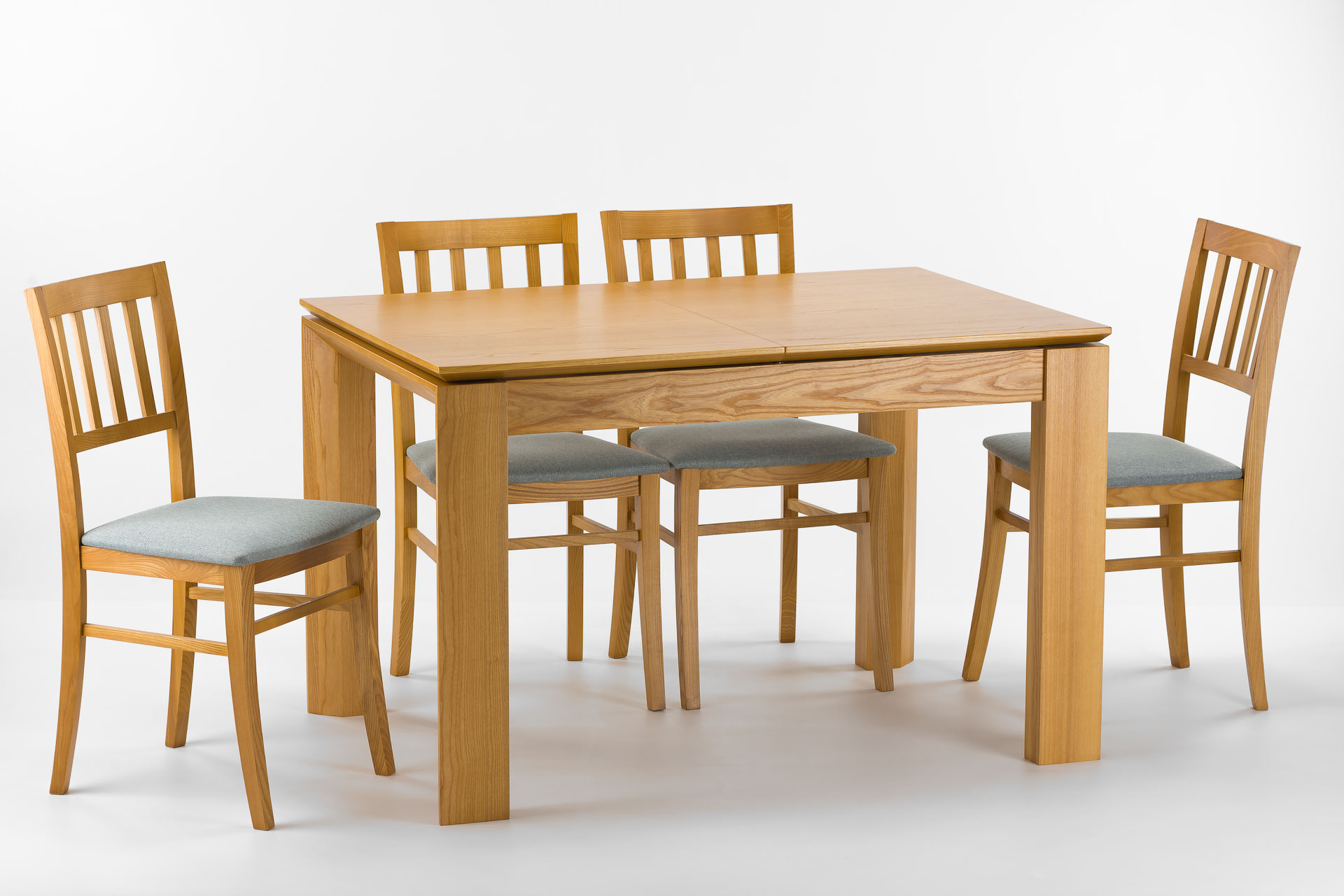Кухонний комплект: стіл "Мілан-люкс" (шпонована стільниця) колір каркасу SE1405, колір вставки RAL9003 + 4 стільці 08МВП з сірим м'яким сидінням обивка Exim Malmo. Тверде дерево.
