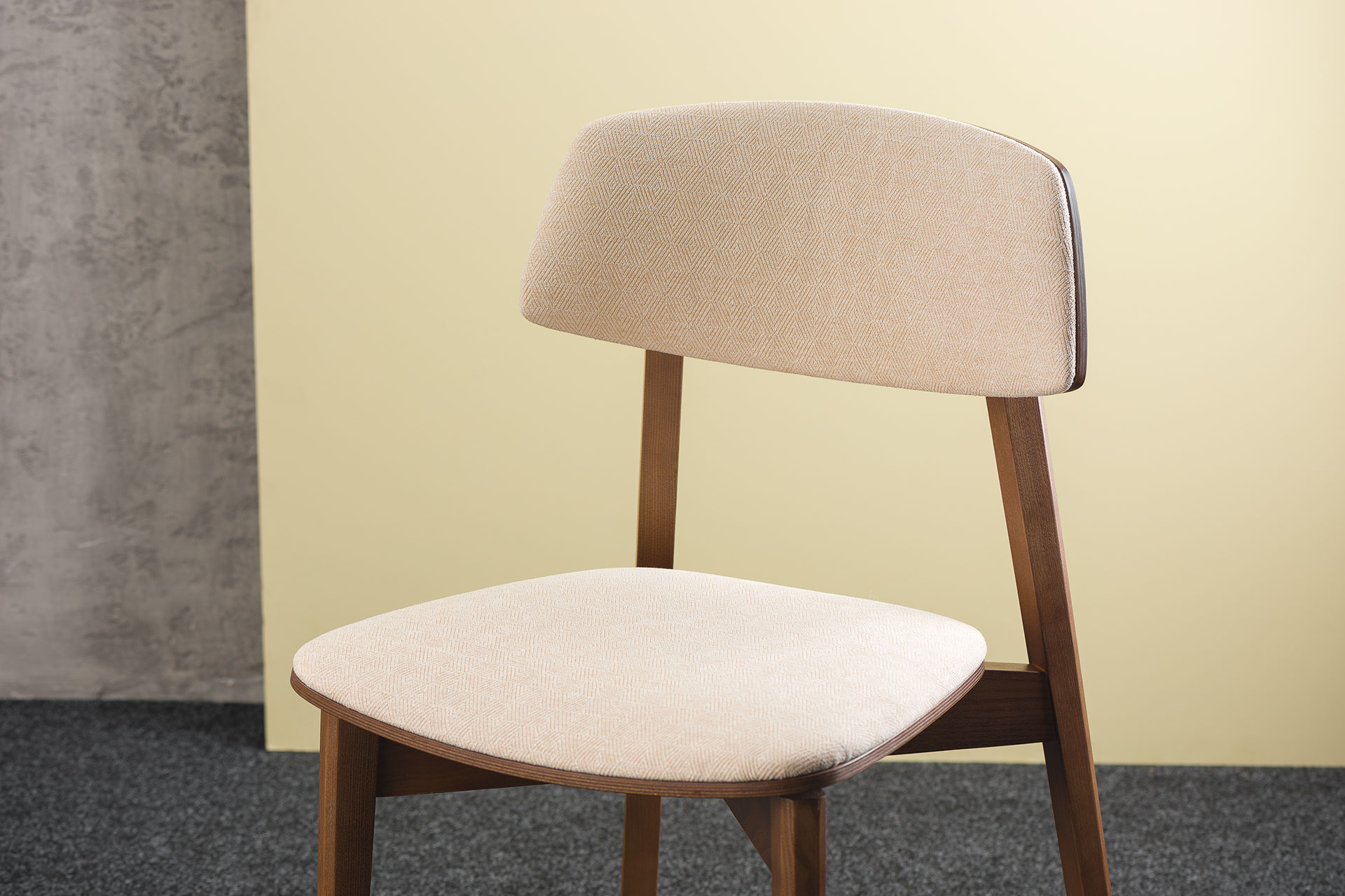 Кухонный стул "Орто обновленный" - мягкое сиденье и спинка, бежевая обивка рогожка Unitex Madrid 3 (вид с боку)