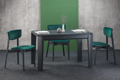 Кухонний комплект: прямокутний чорний стіл "Варгас" HPL-стільниця + 4 стільця "Орто" - чорні ніжки за спинка, м'яка зелена оббивка з велюру